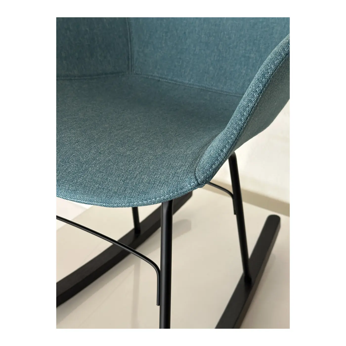 Schukelstuhl PU Schale gepolstert mit Gestell schwarz