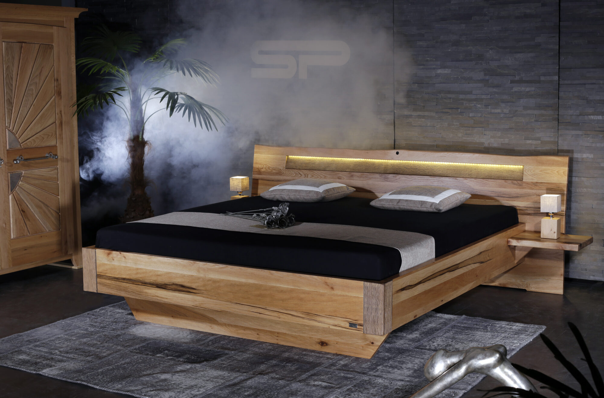Sprenger Bett aus Sumpfeiche mit LED - 180x200cm - FÜRSTENBERG Sprenger Bett aus Sumpfeiche mit LED - 180x200cm - FÜRSTENBERG