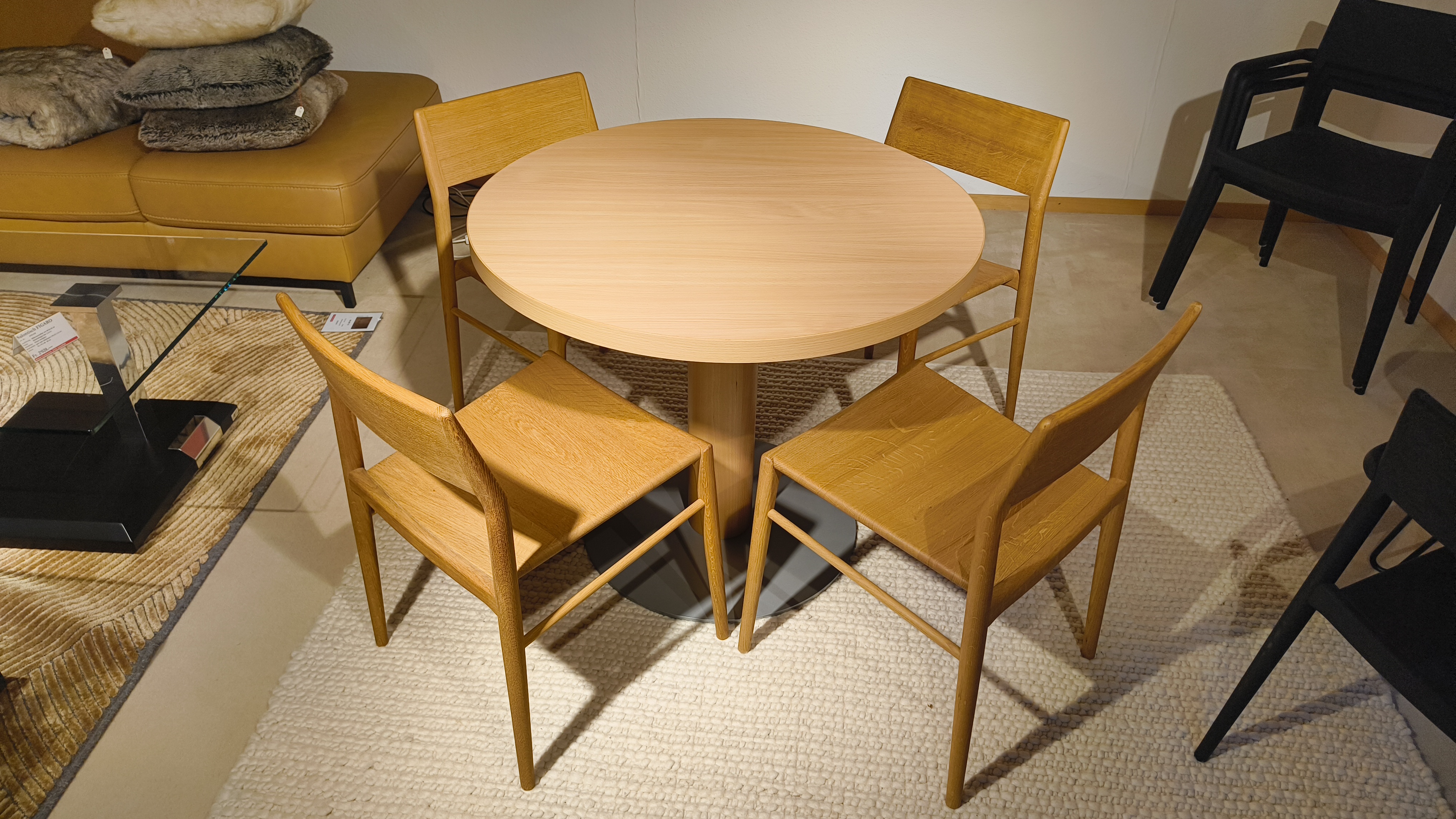 runder Tisch, Holztisch, Esstisch, vier Stühle, Mid-Century Stil