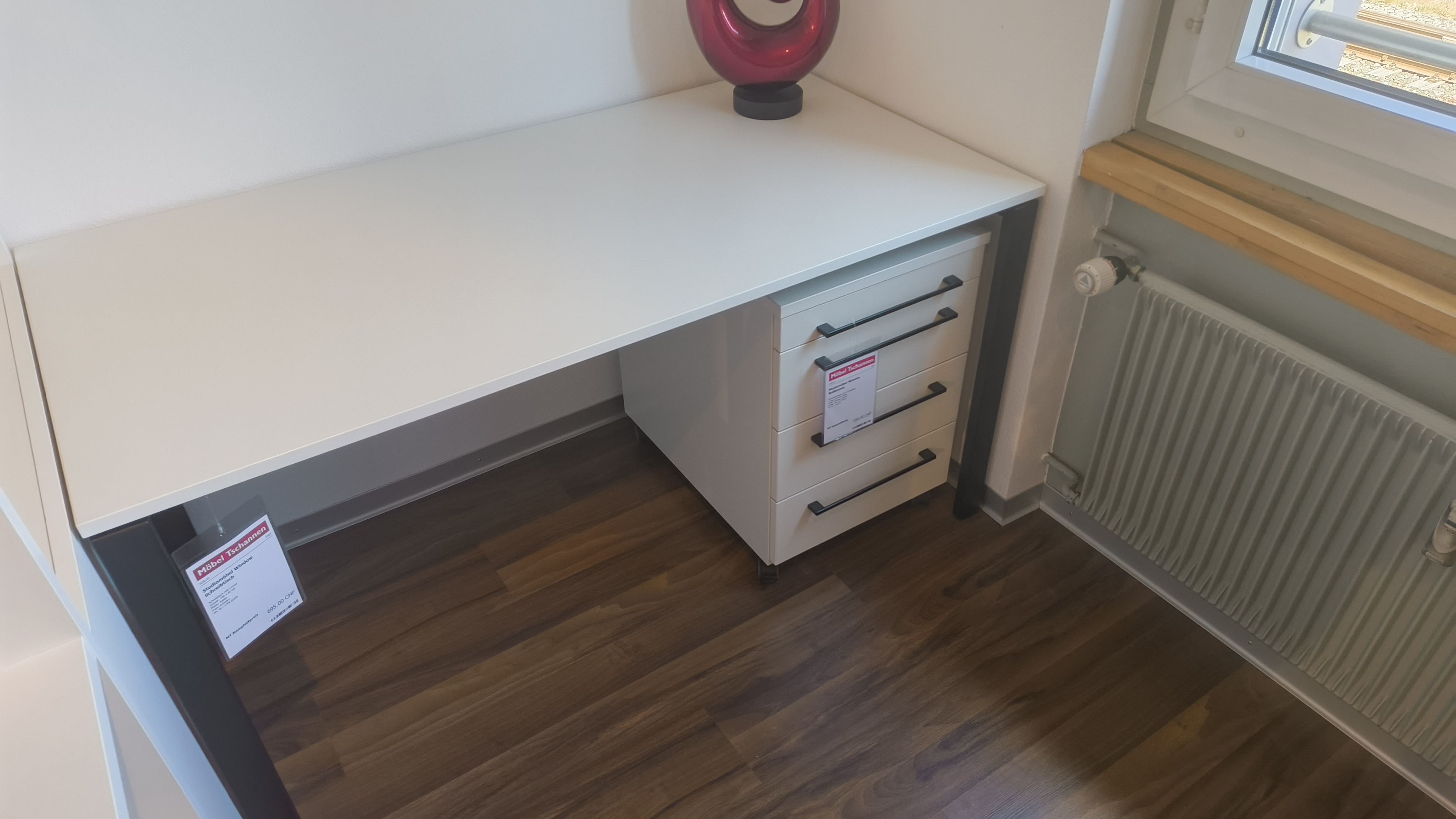 weißer schreibtisch, schreibtisch mit schubladen, drawers, kommode, einrichtungsgegenstand