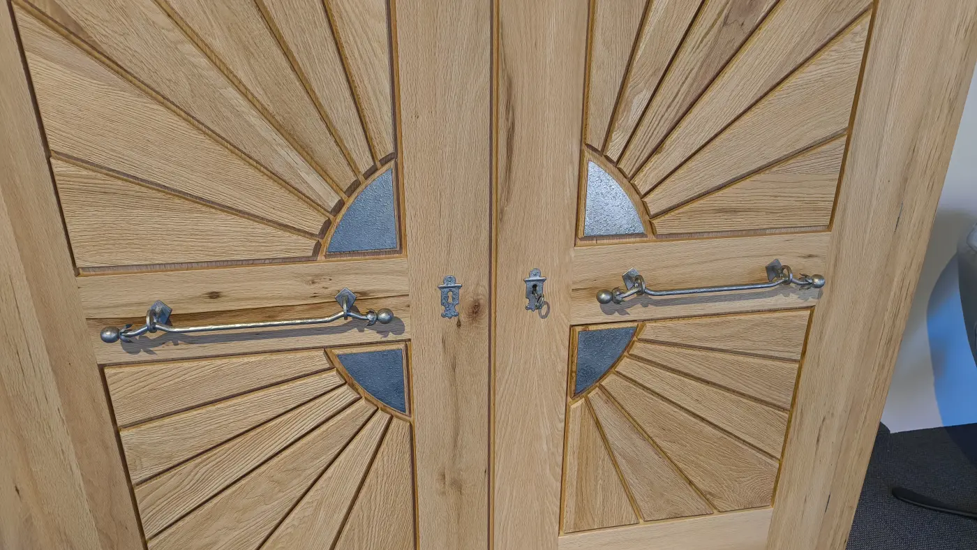 Massivholzschrank Life mit Sonnenstrahlen