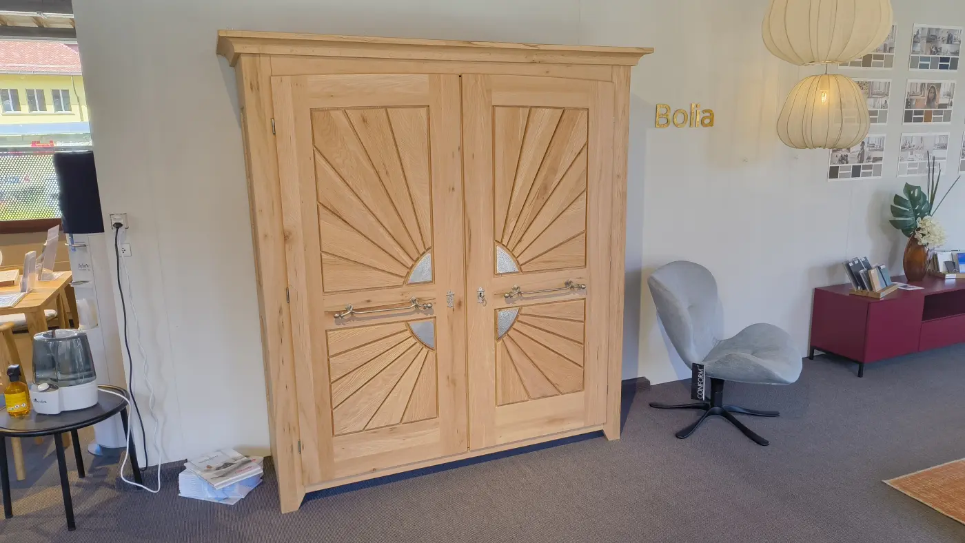 Massivholzschrank Life mit Sonnenstrahlen