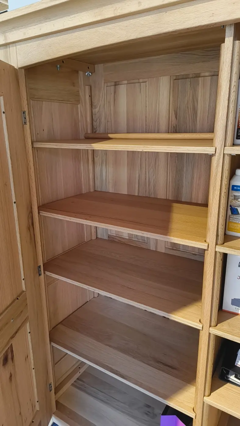 Massivholzschrank Life mit Sonnenstrahlen