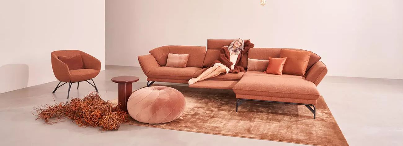 Sofaset, Wohnzimmermöbel, Rosafarbenes Sofa, Couch mit Chaise, Zierkissen