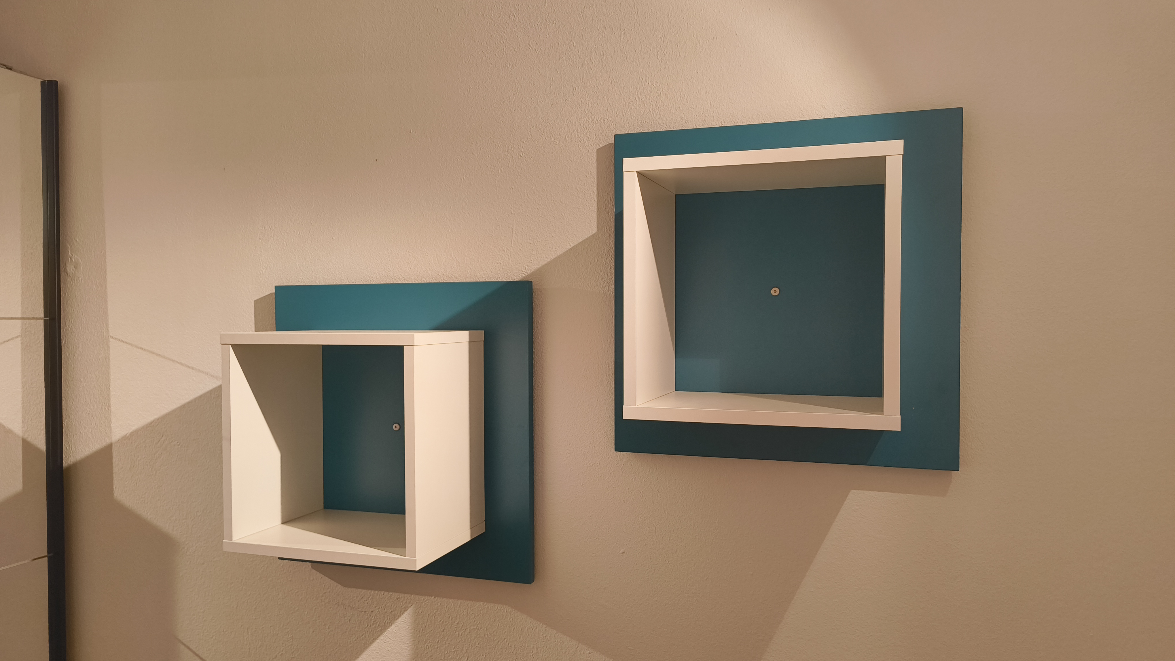 wanddeko, geometrische regale, tealblau, displayboxen, wandkunst