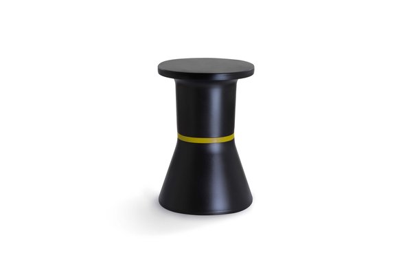 konische hocker, schwarzer hocker, goldene binde, gefasster fuß, kompaktes möbelstück